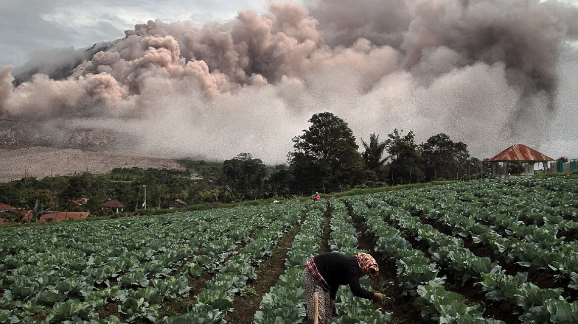 Εκπληκτικές εικόνες: Εκκενώνονται χωριά λόγω ηφαιστείου στην Ινδονησία