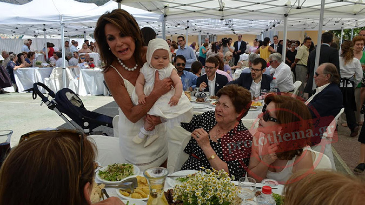 Φωτογραφίες και βίντεο: Η Γιάννα Αγγελοπούλου βάφτισε την εγγονή της 