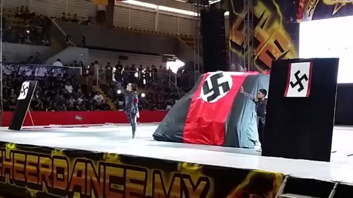 Μεξικό: Μαθήτριες-Τσιρλίντερς χορεύουν με φόντο το Γ' Ράιχ!