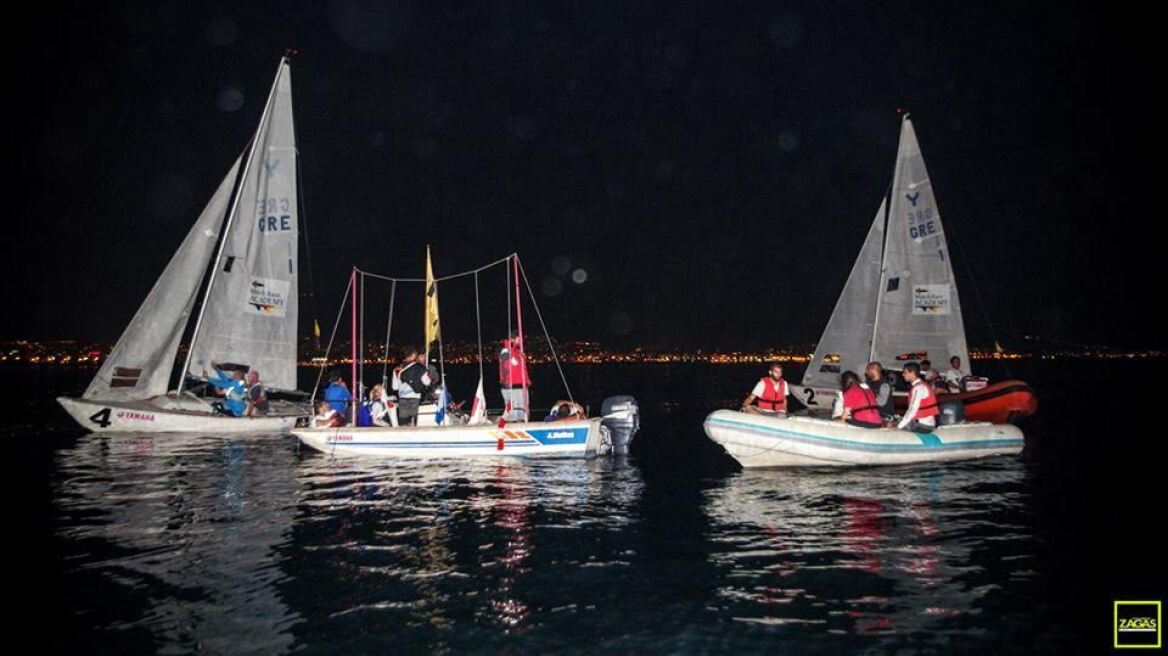 Φωτογραφίες: Ιστιοπλόοι «μονομάχησαν» στο σκοτάδι του Μικρολίμανου