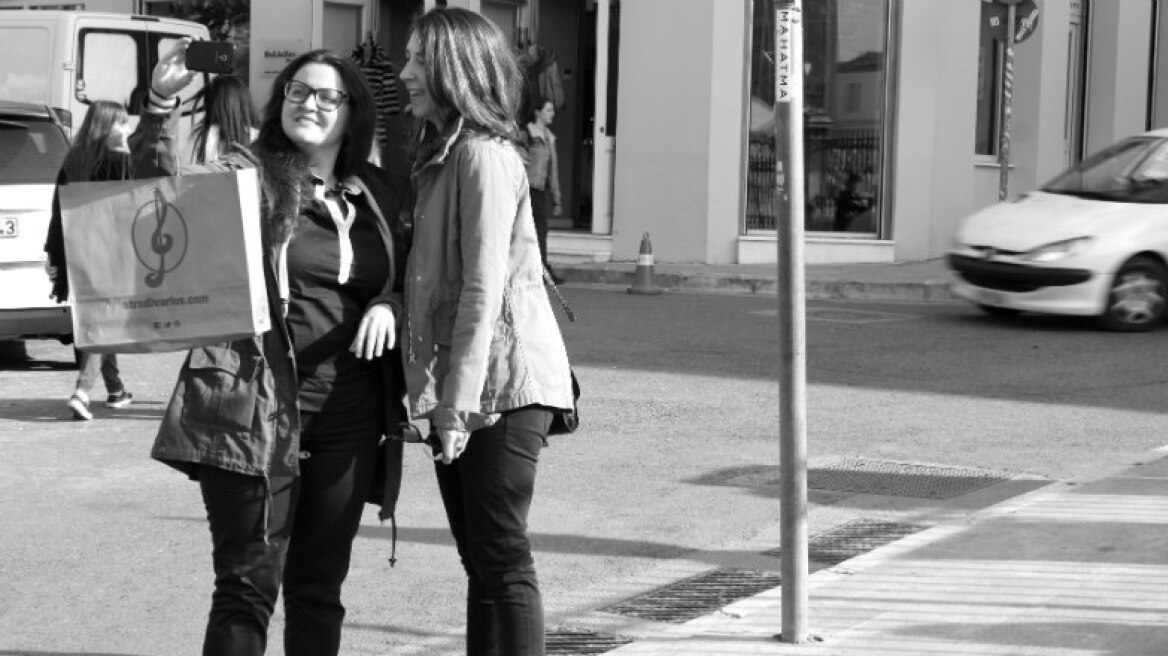 Με τα κινητά ανά χείρας