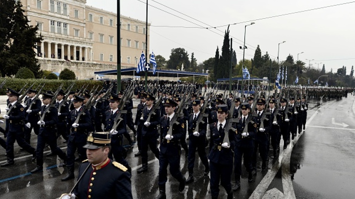 Κομισιόν και ΕΚΤ ζητάνε «μαχαίρι» στις ελληνικές στρατιωτικές δαπάνες