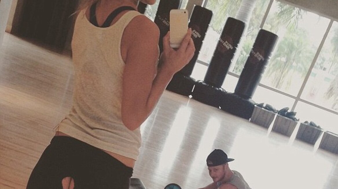 Nina Agdal: Σέξι ατύχημα στο γυμναστήριο 