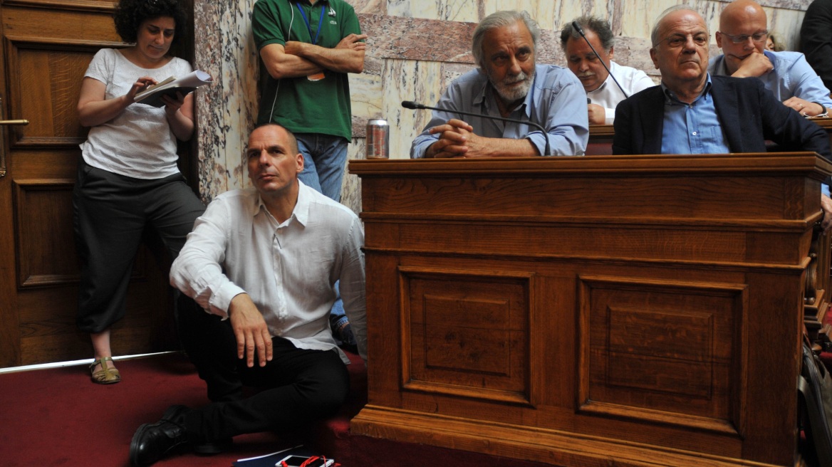 To οκλαδόν του Βαρουφάκη στην ΚΟ του ΣΥΡΙΖΑ και η επίθεση Iskra στον Γιούνκερ