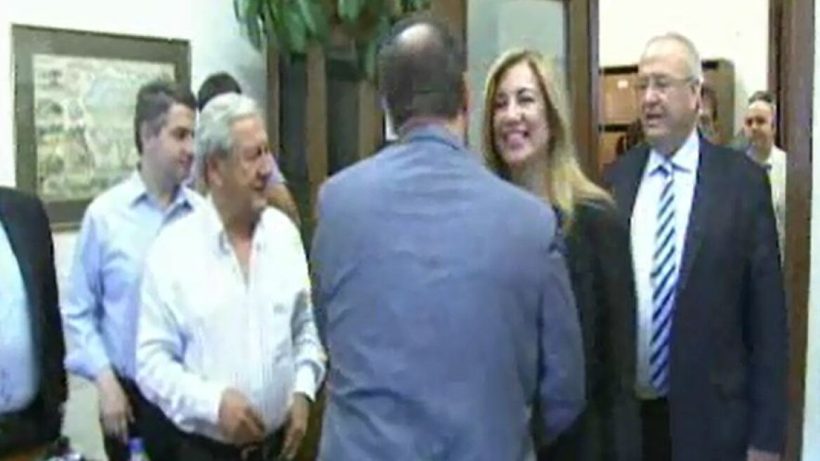 «Όλοι όρθιοι» για τη Φώφη 