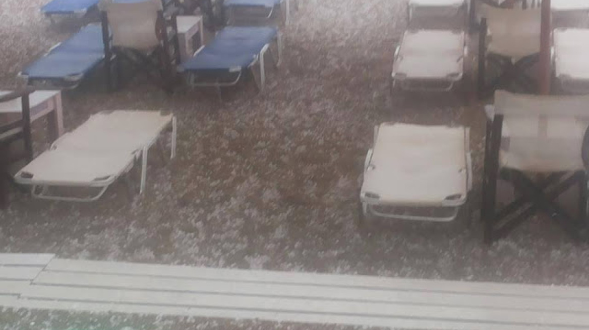 Αλεξανδρούπολη: Η παραλία έγινε... άσπρη από το χαλάζι!