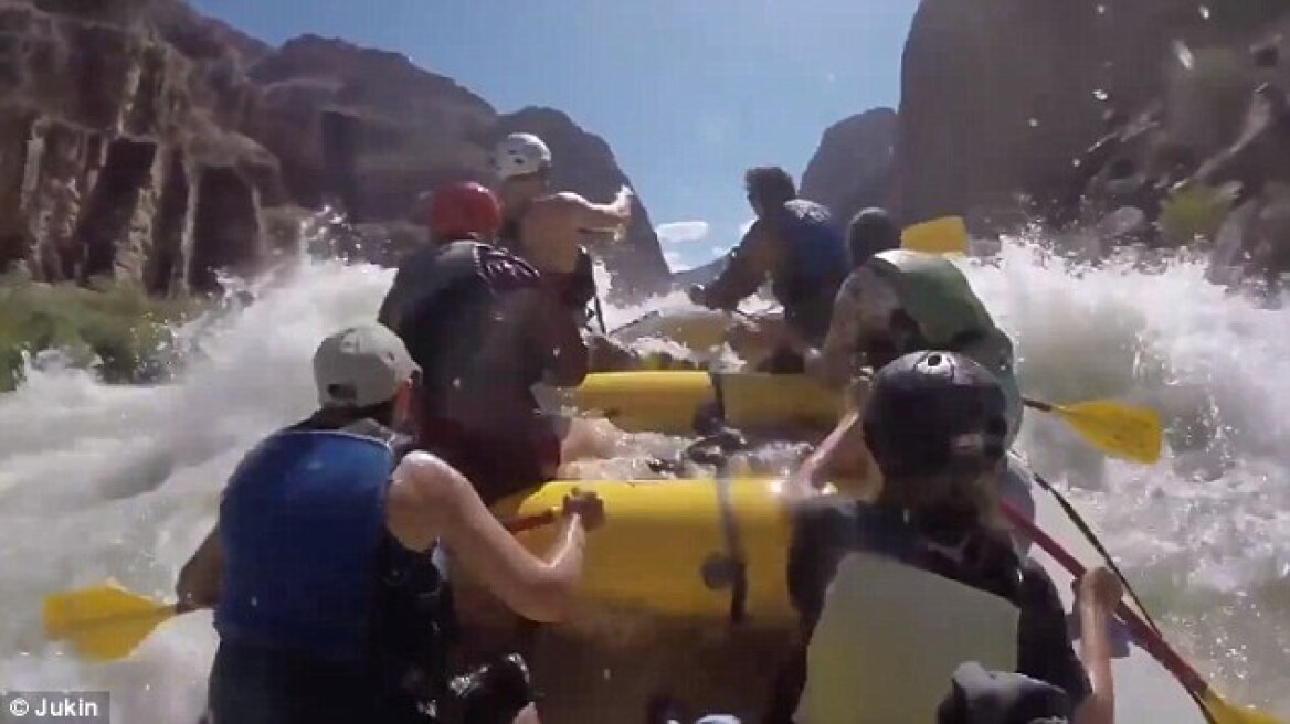 Βίντεο: Δείτε τη στιγμή που ένας οδηγός ράφτινγκ πετάει στον αέρα!