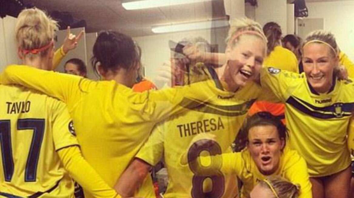 Οι παίκτριες της Μπρόντμπι πανηγυρίζουν γυμνές την κατάκτηση του νταμπλ!