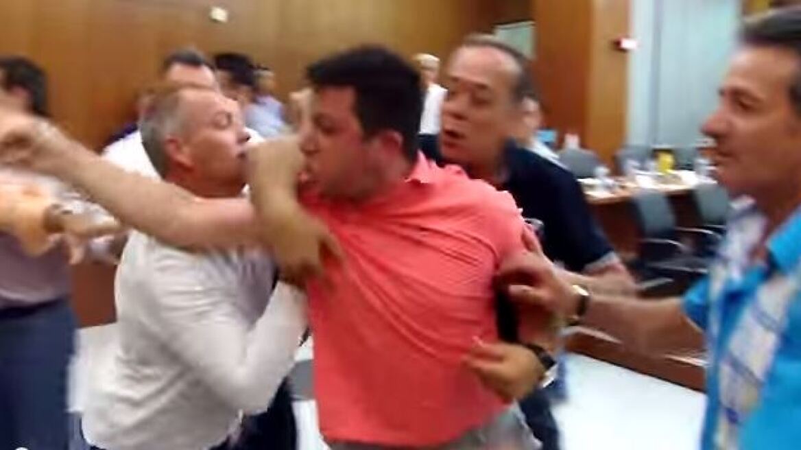 Βίντεο: Επεσε ξύλο στο συμβούλιο του Δήμου Αχαρνών