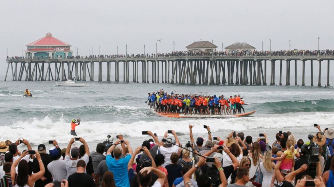 ΗΠΑ: Ρεκόρ Γκίνες έκαναν 66 σέρφερ πάνω στη μεγαλύτερη σανίδα του κόσμου!