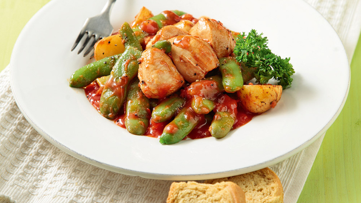 Φασολάκια πλατιά με μπουκίτσες κοτόπουλου και πατάτες