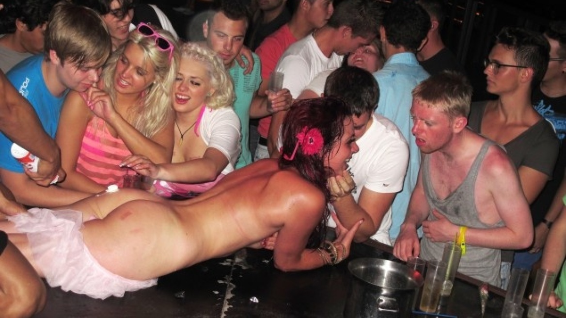 The tourists that have no shame! (video)