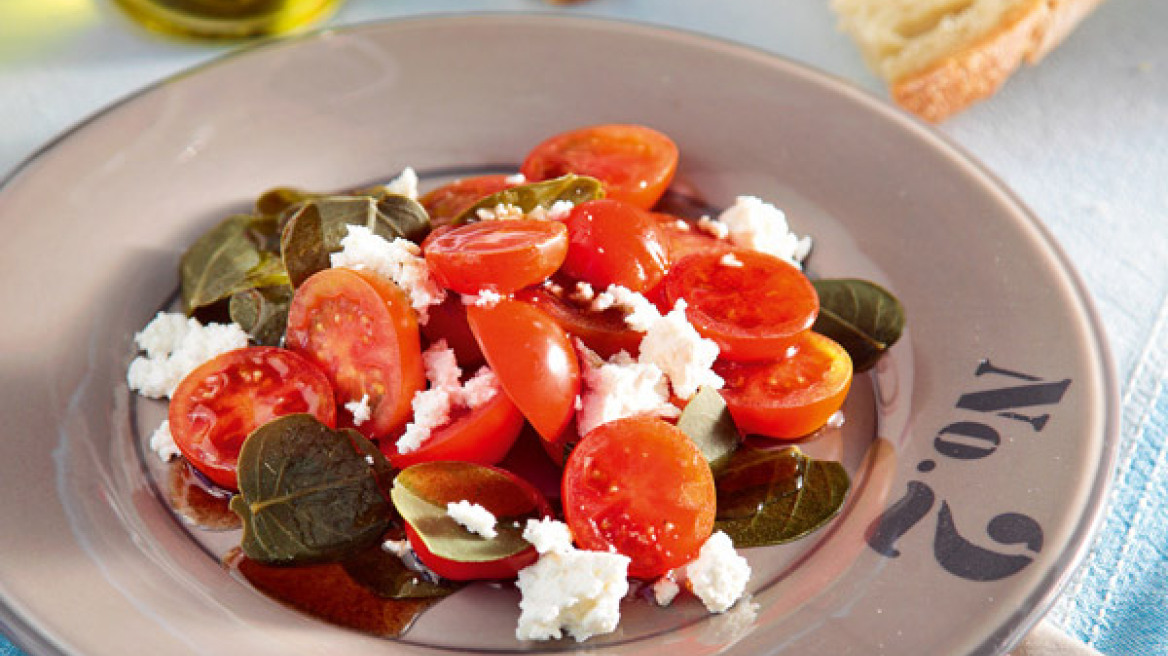 Σαλάτα με ντοματίνια, ανθότυρο και καππαρόφυλλα