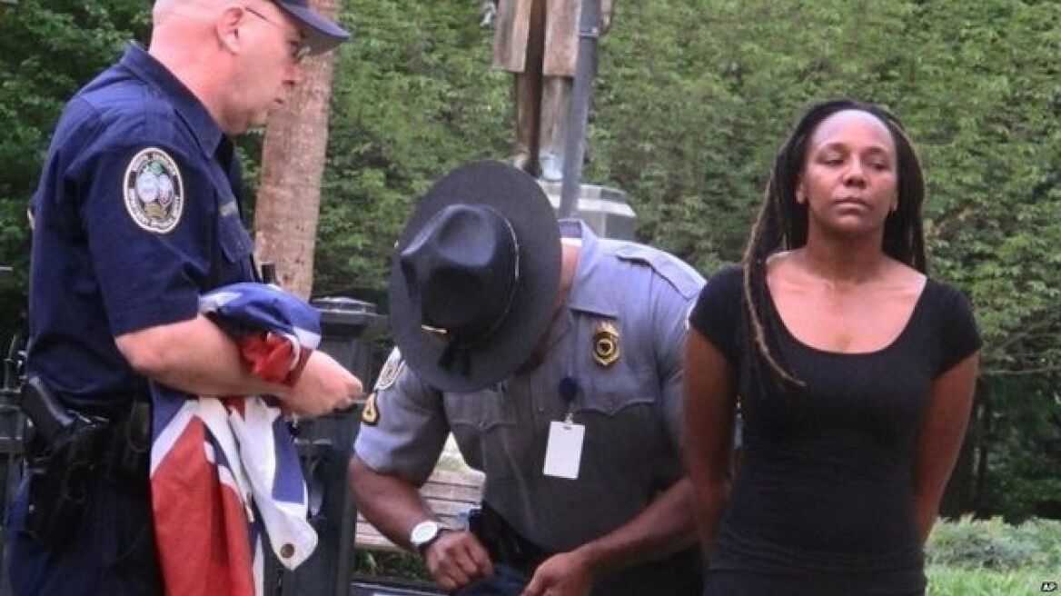 ΗΠΑ: Αφροαμερικανή συνελήφθη επειδή κατέβασε «ρατσιστική» σημαία από κρατικό κτίριο