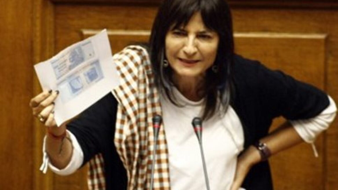 Λυμπεράκη: Με χαρτονόμισμα της Ζιμπάμπουε στη Βουλή
