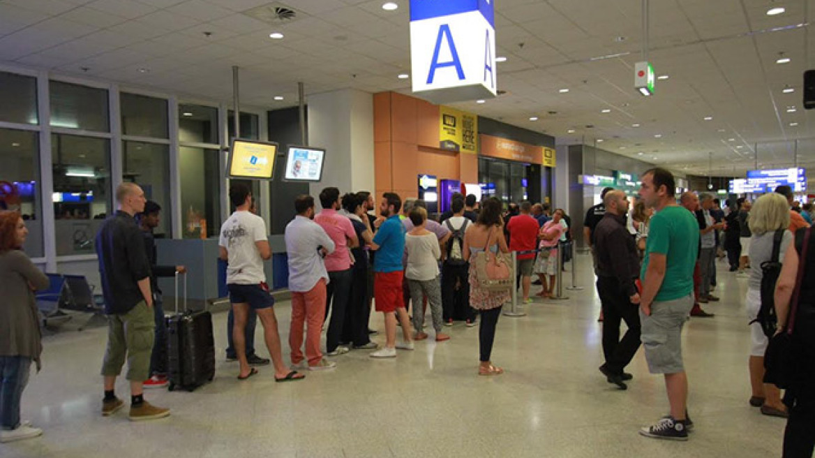 Σε μεγάλες ουρές συνωστίζονται και οι τουρίστες στα ATM του αεροδρομίου