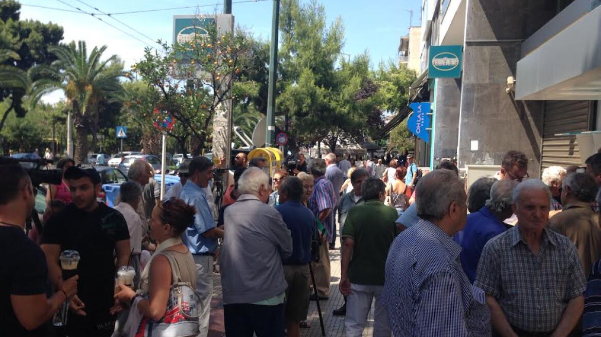 Τα ΑΤΜ άρχισαν να δίνουν τα 60 ευρώ - Μεγαλώνουν οι ουρές