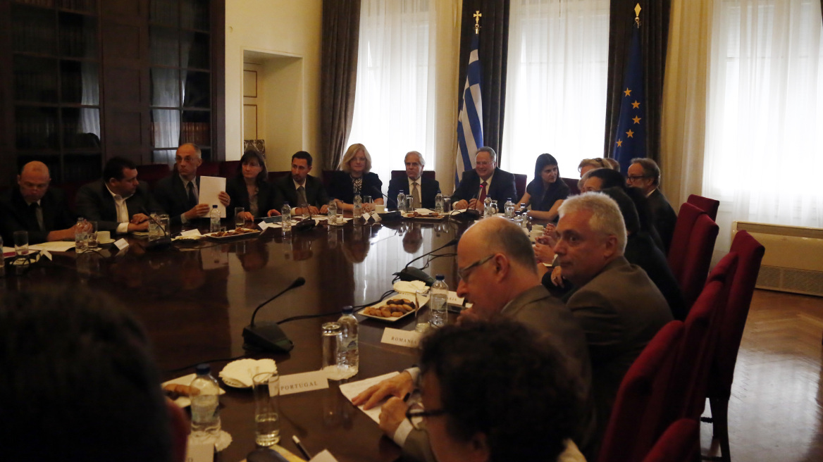 Νουθεσίες Κοτζιά προς πρέσβεις ΕΕ: Πείτε στα ΜΜΕ των χωρών σας να μην διαστρεβλώνουν το δημοψήφισμα