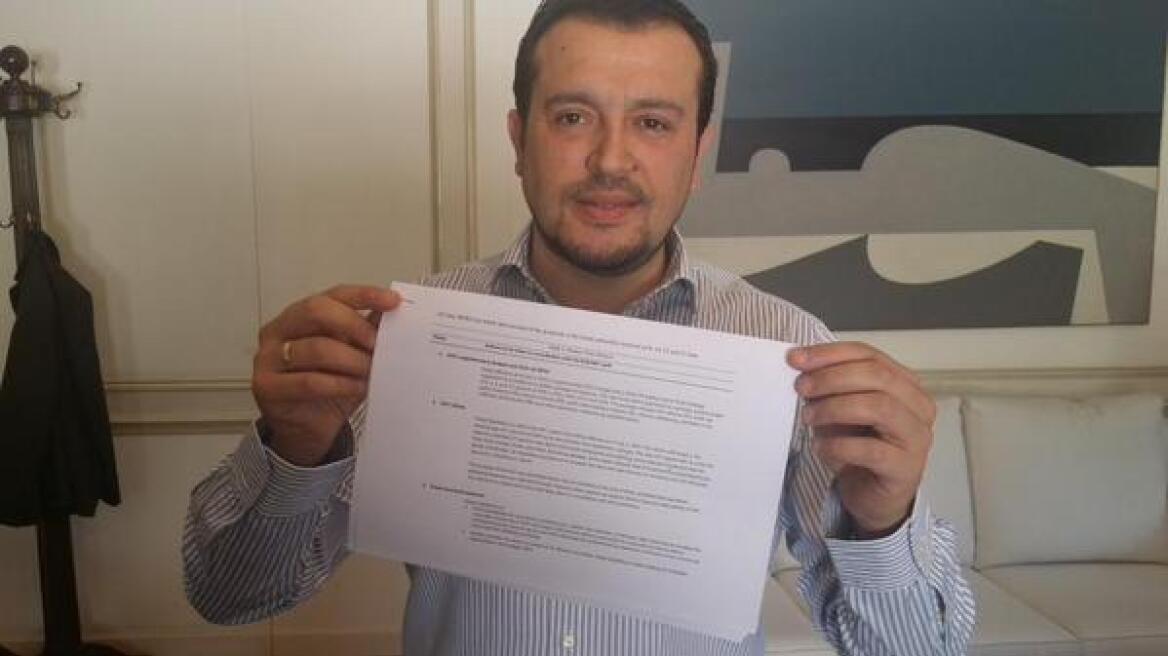 Ο Παππάς φωτογραφίζεται στο twitter με τα τελεσίγραφα