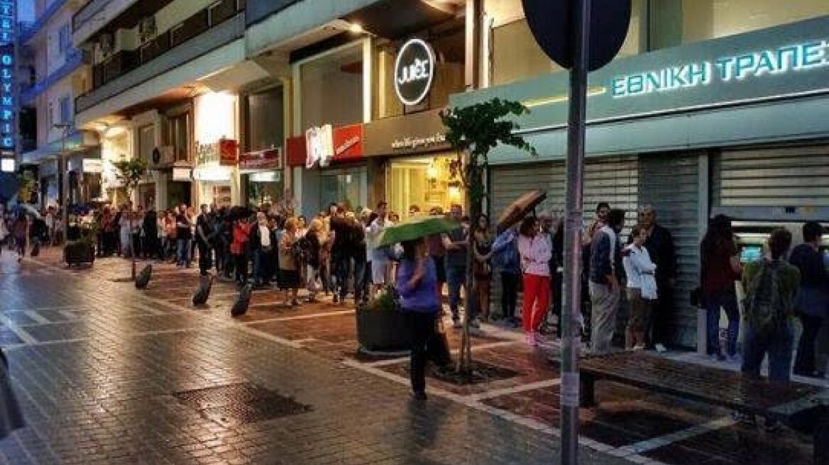 Ουρές στα ΑΤΜ παρά τη νεροποντή