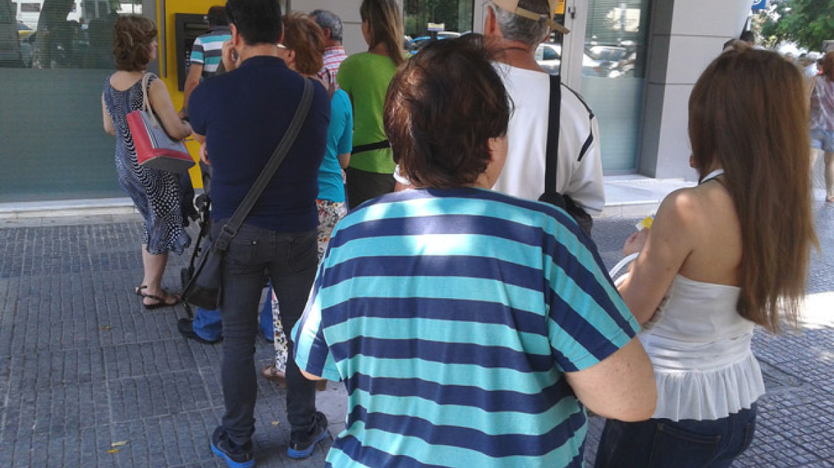 Ηλικιωμένοι για ώρες έξω από τα ΑΤΜ για τα 60 ευρώ από τη σύνταξη