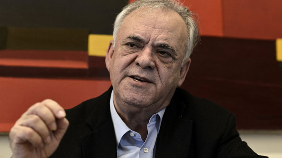 Ο Δραγασάκης διαψεύδει τον εαυτό του για το δημοψήφισμα 