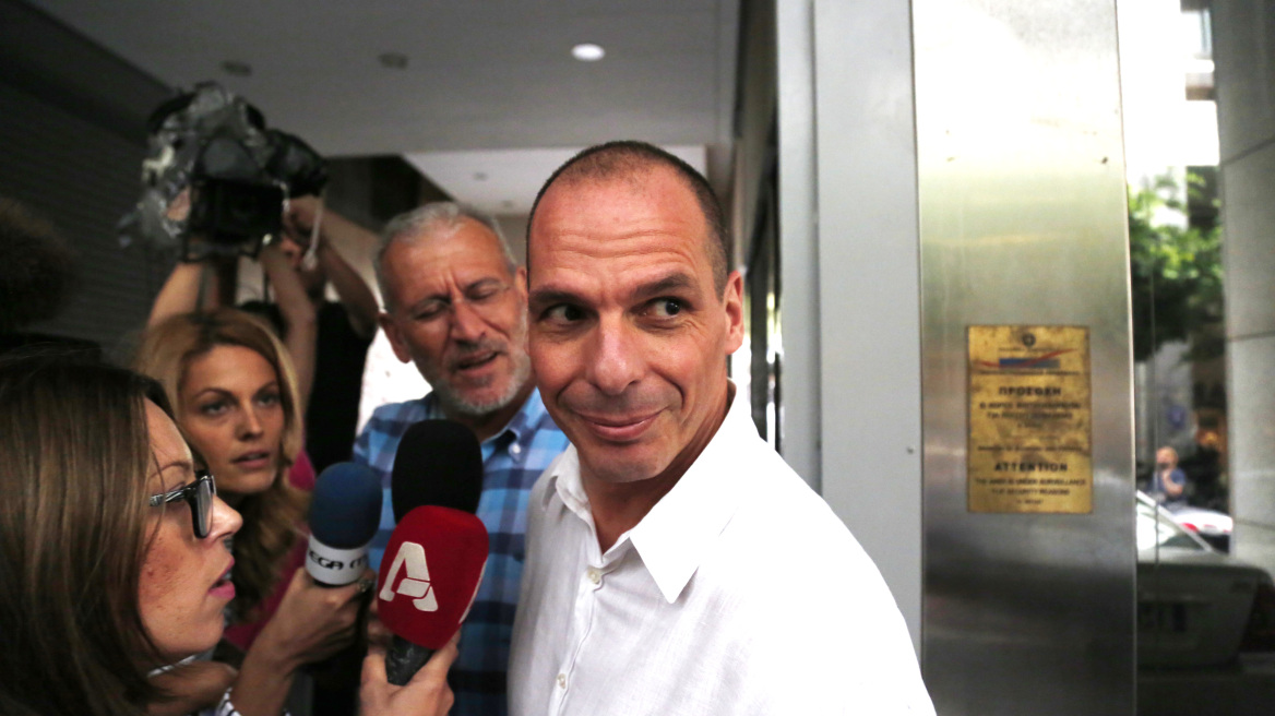 Ο Βαρουφάκης διαβεβαιώνει ότι δεν θα υπάρξει bail-in και «κούρεμα» καταθέσεων