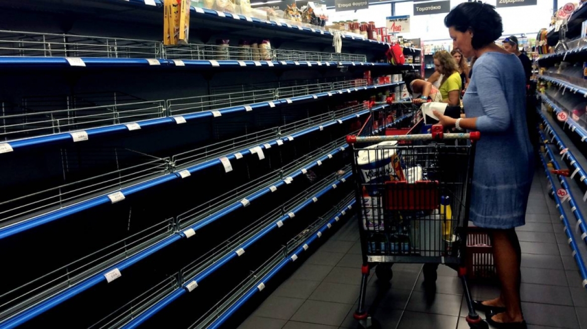 WSJ: Οι Έλληνες εισαγωγείς στη «μέγγενη» των capital controls