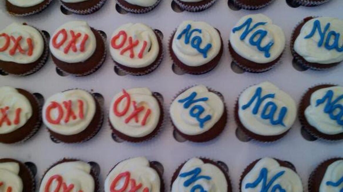 Κερνάει... cupcakes για το δημοψήφισμα με «ναι» και «όχι»