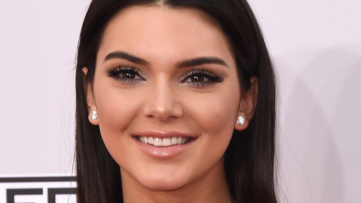 Kendall Jenner: Βγάζει selfie με το εσώρουχο!