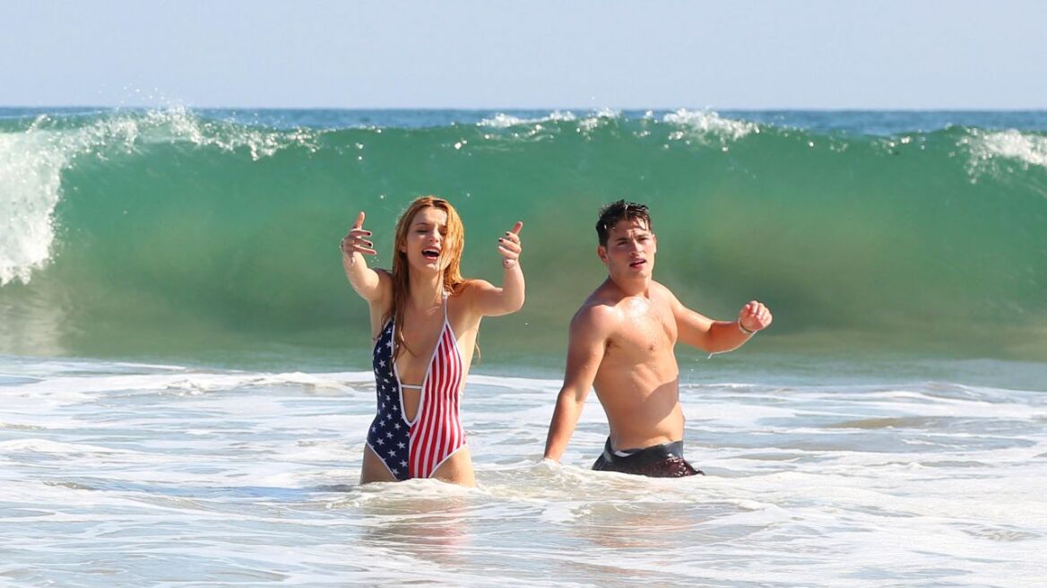 Bella Thorne: Γιόρτασε την 4η Ιουλίου με ένα καυτό μαγιό