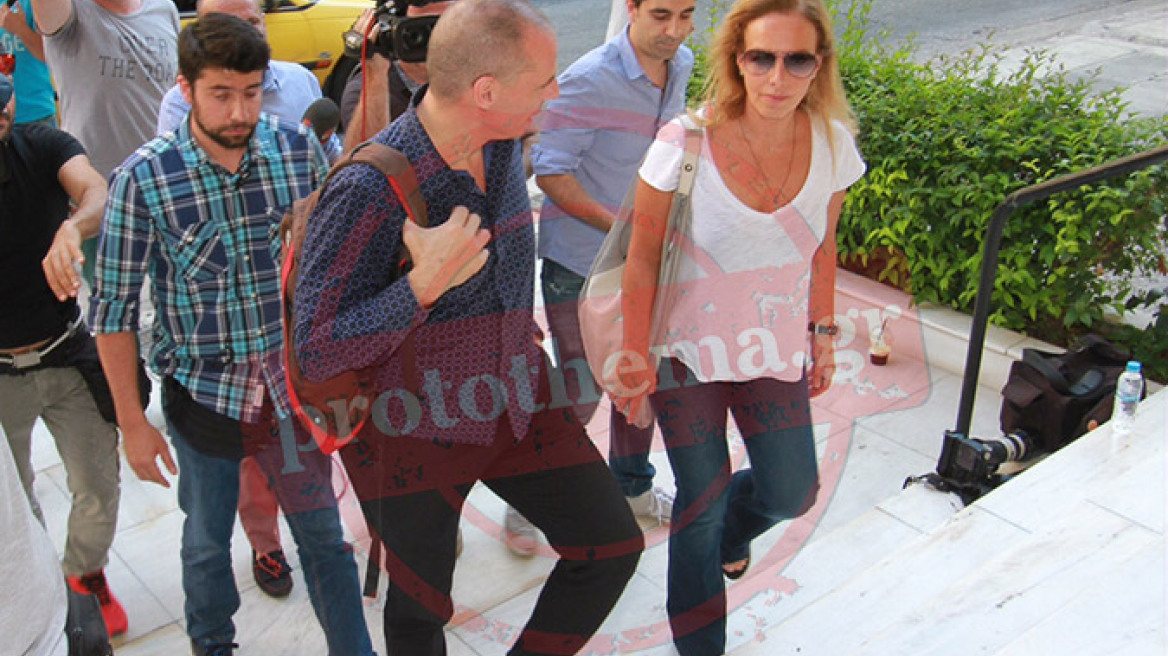 Γιάνης Βαρουφάκης: Η πρώτη φορά που δεν είναι υπουργός έξω από το σπίτι του  