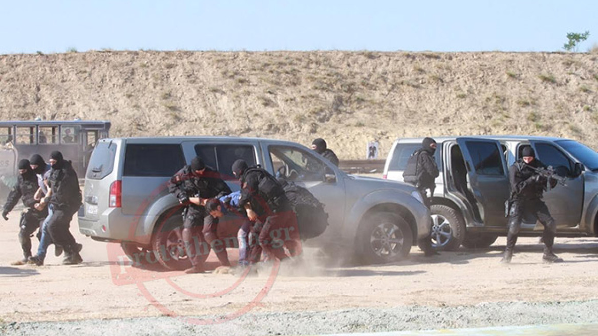 Φωτογραφίες: Τα ΕΚΑΜ απελευθερώνουν ομήρους μέσα από λεωφορείο