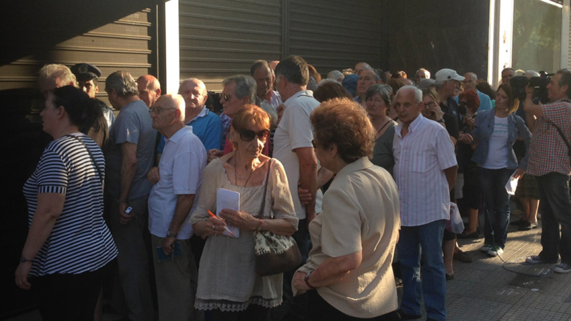 Χωρίς τέλος οι ουρές στα ΑΤΜ - Κλειστές μέχρι και την Τετάρτη οι τράπεζες