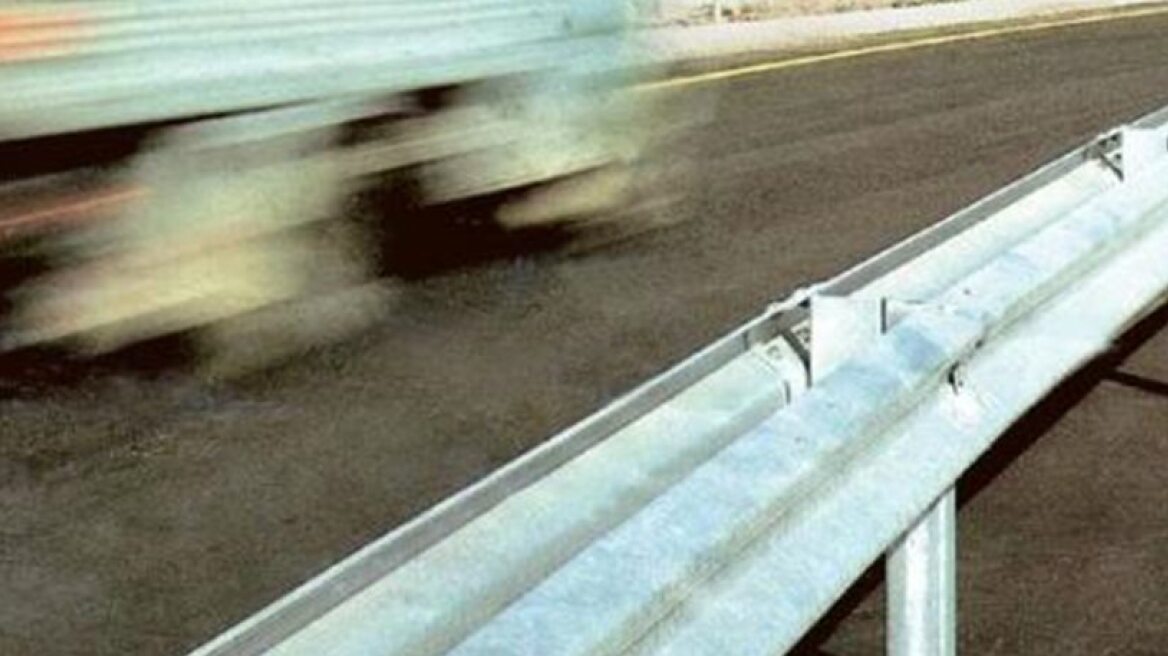 Ξήλωναν μπάρες και ηχοπετάσματα από δρόμο στον Τύρναβο