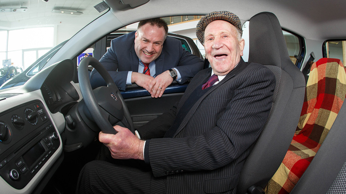 Τι αυτοκίνητο επέλεξε αυτός ο 94χρονος (!); (Video)