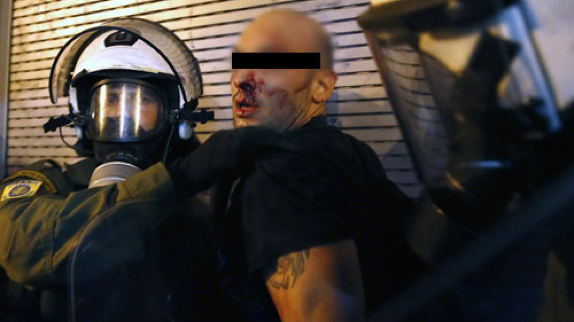 Φωτογραφία-σοκ: H αστυνομία συλλαμβάνει διαδηλωτή 