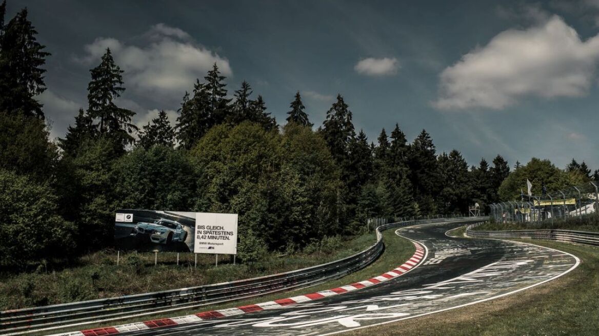 Video: Ένα Golf τουμπάρει και διαλύεται