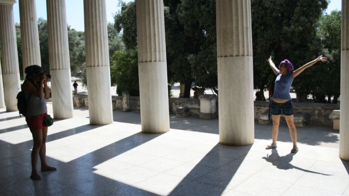 Ποζάροντας στην Αρχαία Αγορά