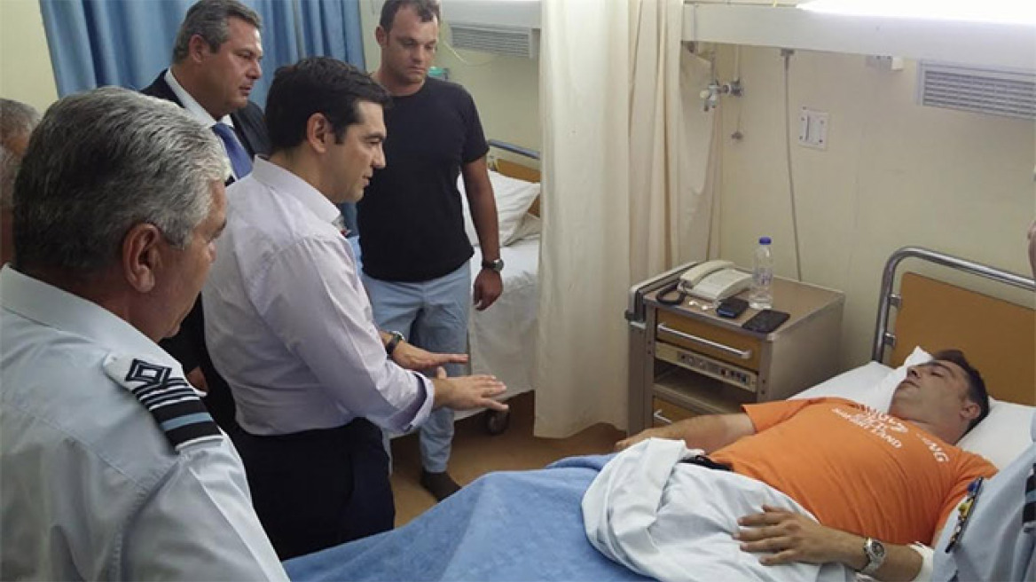 Δείτε φωτογραφίες: Ο Αλέξης Τσίπρας στο πλευρό των δύο πιλότων του Canadair 