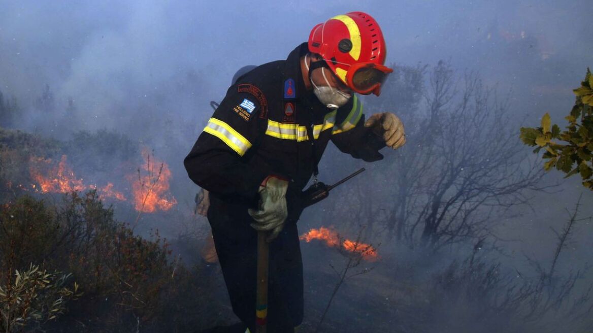 Σε ύφεση φωτιά κοντά στην Πάλαιρο Αιτωλοακαρνανίας