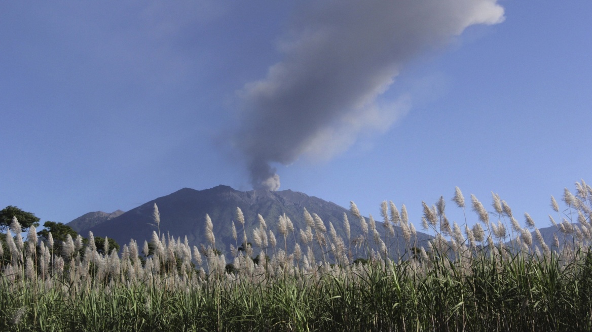 Ινδονησία: Το ηφαίστειο Mount Raung «βρυχάται» και πάλι