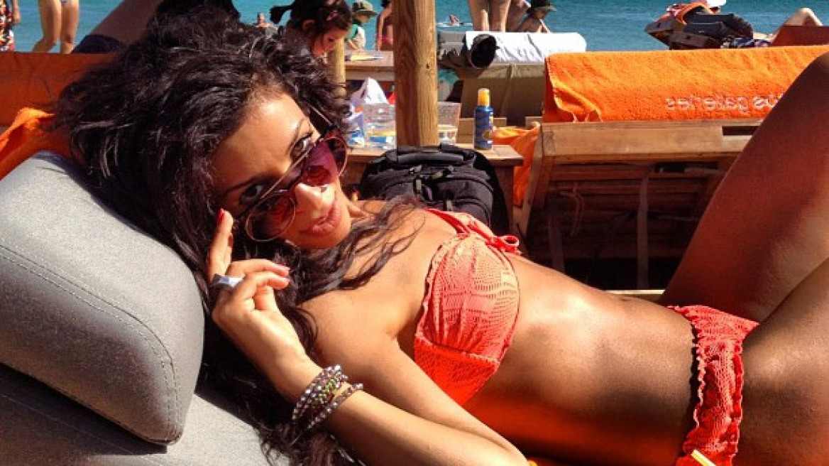Σαράντα βαθμοί, λιώνει το κορμί και... η Ελένη πάει παραλία! 
