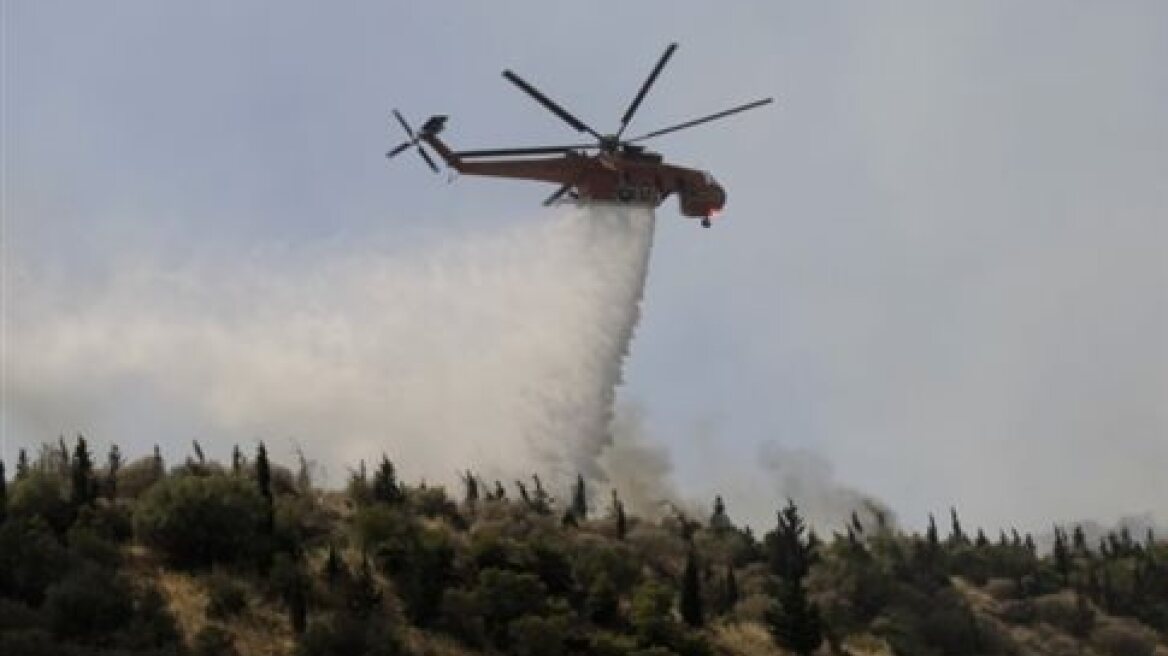 Σε ύφεση η φωτιά σε δασική έκταση στον Κουβαρά Κερατέας 