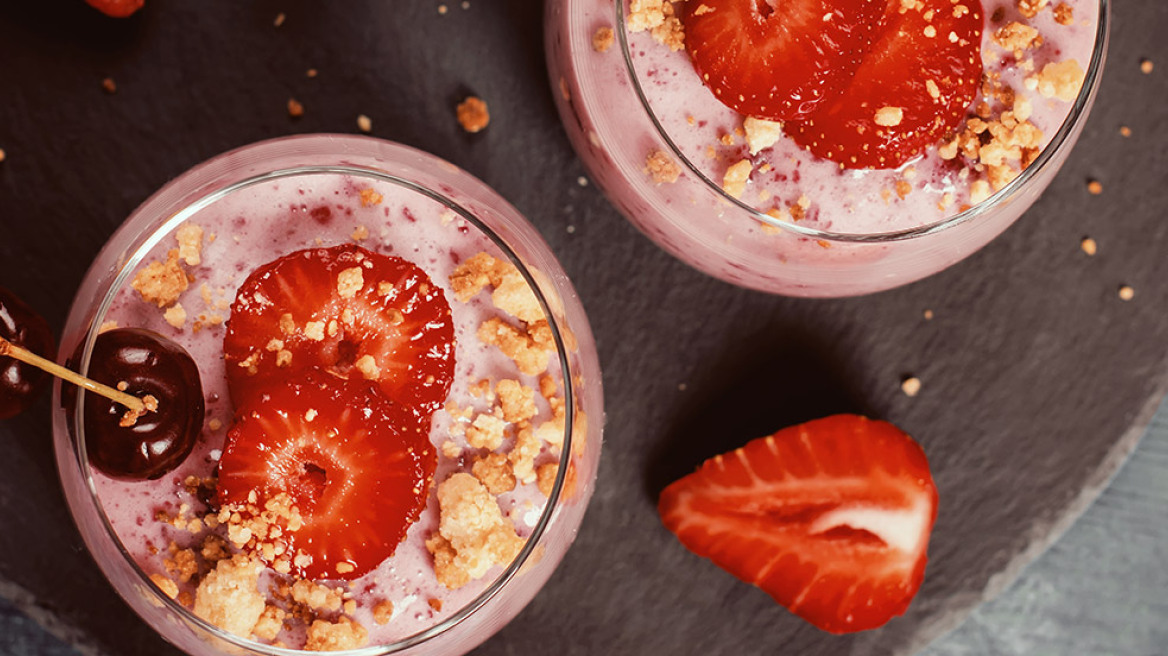 Τάρτα σε ποτήρι με crumble λεμόνι και γιαούρτι κόκκινων φρούτων
