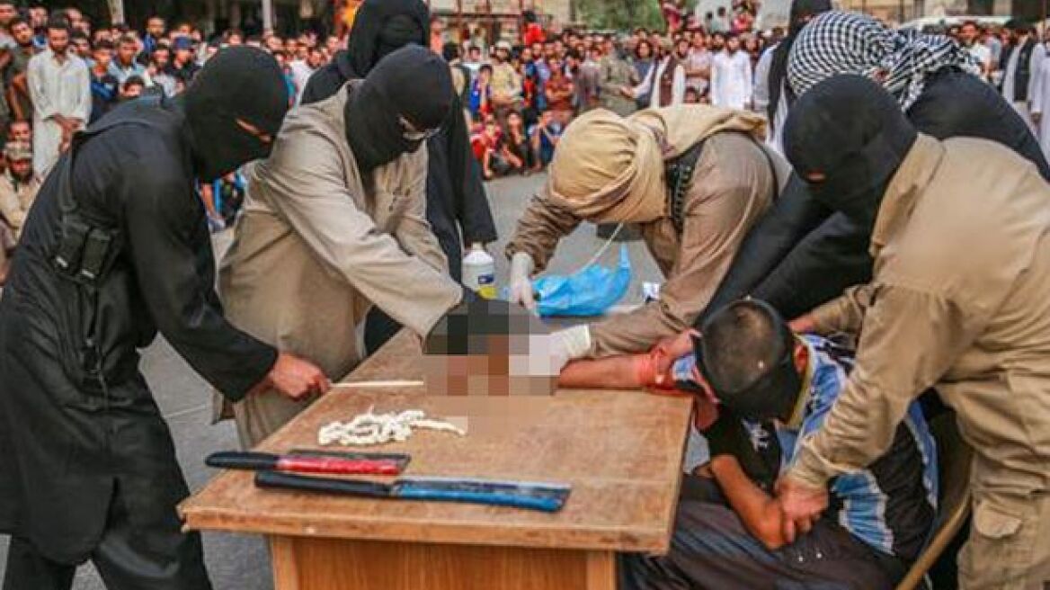 Εικόνες φρίκης: Τζιχαντιστές ακρωτηριάζουν κλέφτες