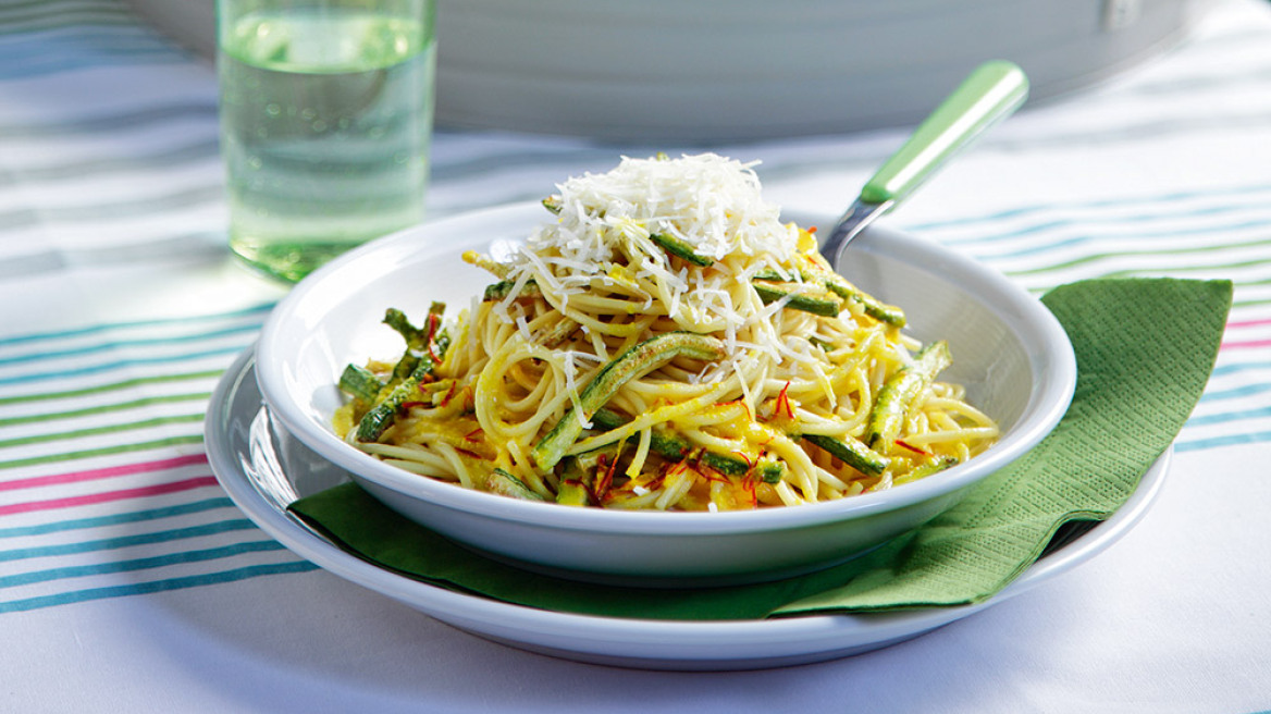 Σπαγγέτο με σαφράν και σοταρισμένα κολοκυθάκια