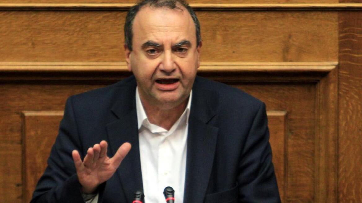 Στρατούλης στηρίζει Βαρουφάκη: Όπως στο Μεσαίωνα, τον σύρουν στην Ιερά Εξέταση