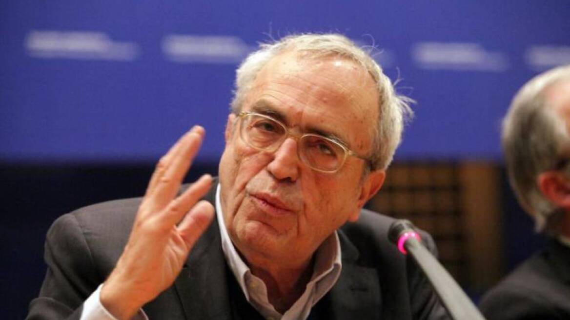 Απίστευτος Μπαλτάς: Μέλη του ΣΥΡΙΖΑ να μοιράζουν μπουκαλάκια με νερό στις ουρές έξω από τις τράπεζες!
