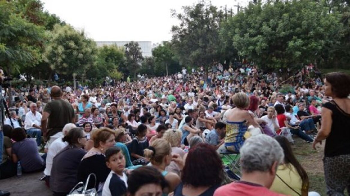 3.500 φίλοι του Μίκη γιόρτασαν απουσία του, τα γενέθλια του